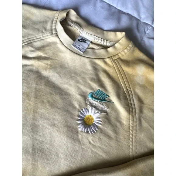 Nike Sportswear Tie Dye Embroidered Daisy Round Neck Small Yellow Daisy Gold - Picture 3 of 10